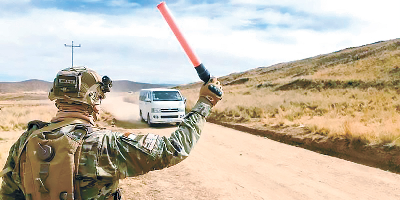 Efectivo militar en la lucha contra el contrabando en la frontera con Chile. Foto: ABI