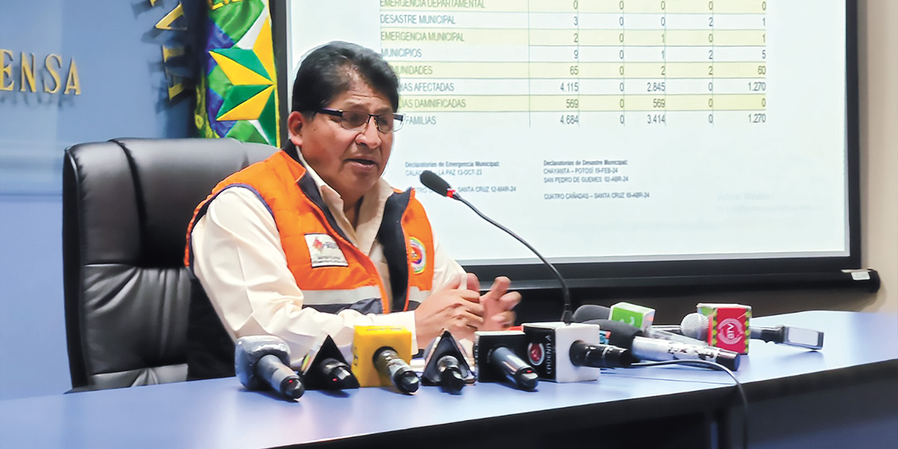 El viceministro de Defensa Civil, Juan Carlos Calvimontes, durante una conferencia de prensa. Foto:  Defensa Civil