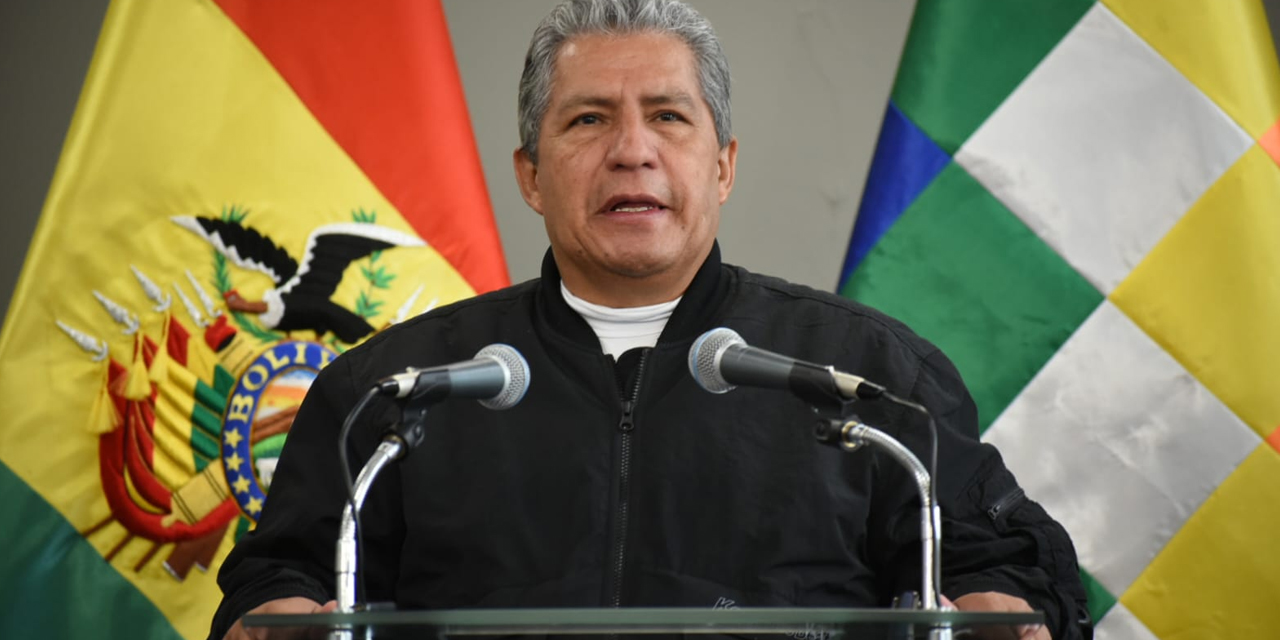 El ministro de Defensa, Edmundo Novillo, en conferencia de prensa. Foto: Gustavo Ticona.