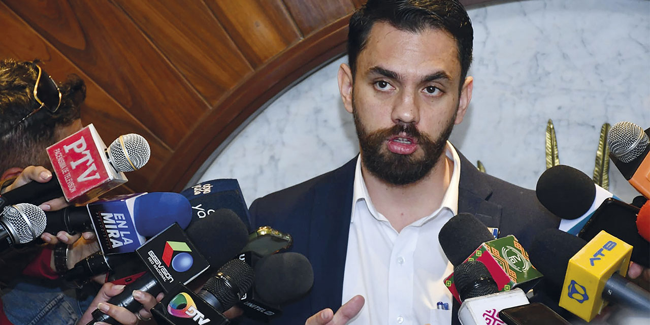 El ministro Eduardo Del Castillo  durante una rueda de prensa en la ciudad de La Paz.