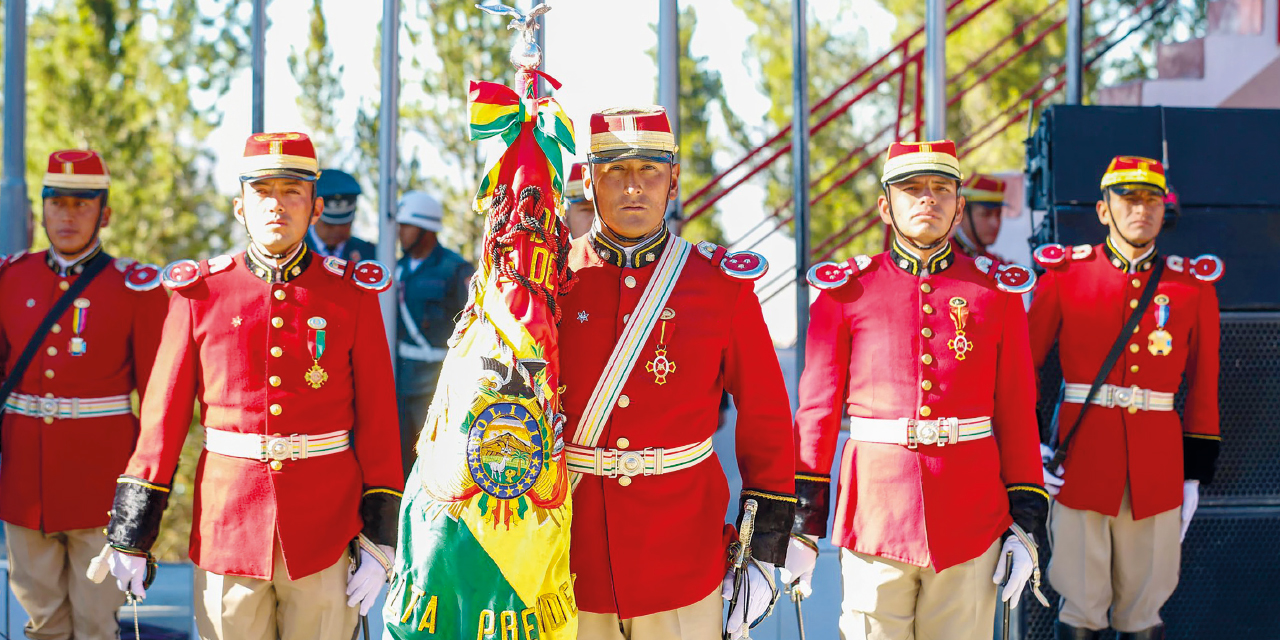 Efectivos militares del Regimiento I de Infantería Colorados de Bolivia, Escolta Presidencial.  Foto: Presidencia