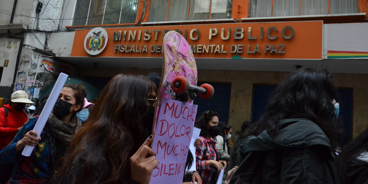 Protestas en puertas del Ministerio Público de la  ciudad de La Paz por los feminicidios e infanticidios.