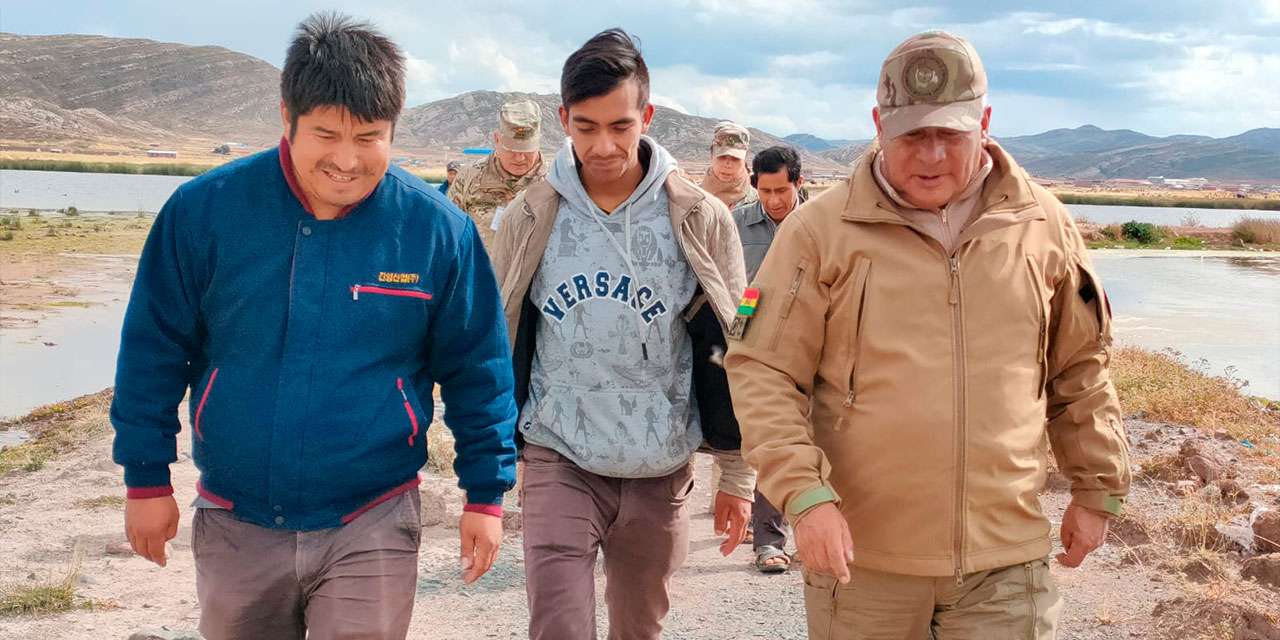 El viceministro Daniel Vargas durante la inspección en la frontera con Perú. Foto: ABI