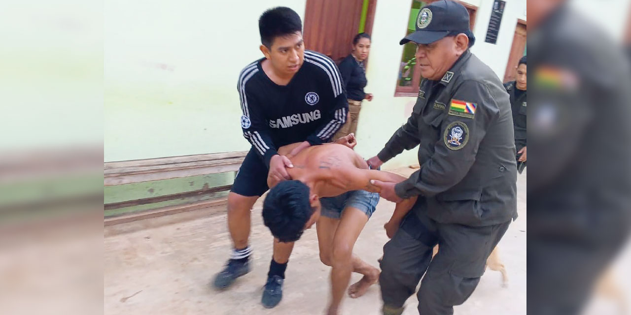 El reo que intentó fugarse es capturado por guardias de seguridad del penal. Foto: Régimen penitenciario