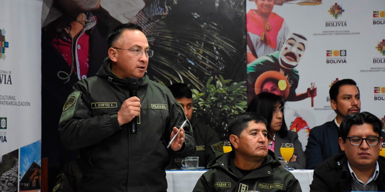 El comandante departamental de la Policía de La Paz, Edgar Cortez, en la presentación del Plan de Actividades de la Festividad del Gran Poder 2024 este martes. Foto: Jorge Mamani