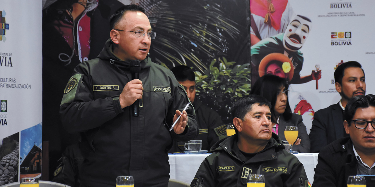 El comandante departamental de la Policía de La Paz, Édgar Cortez.