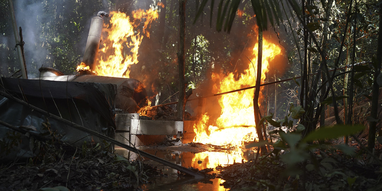 Laboratorio de droga incinerado en el trópico de Cochabamba.