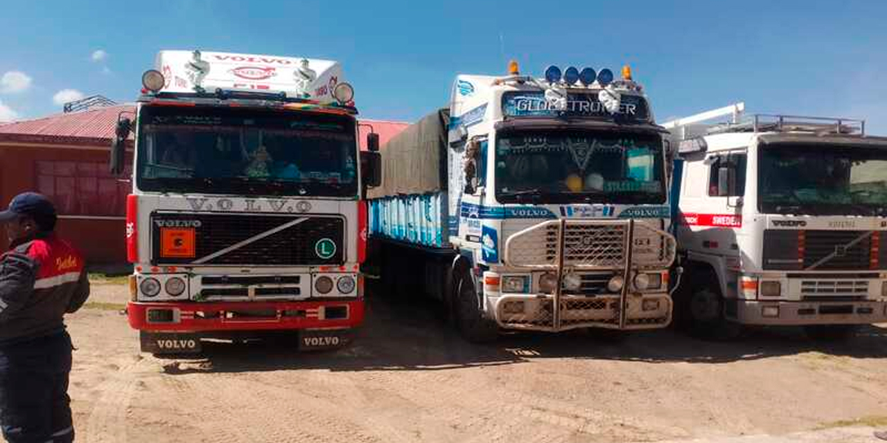 Camiones incautados con mercadería de contrabando