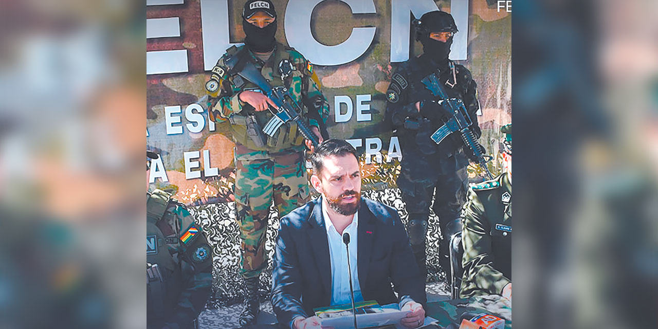 El ministro de Gobierno, Eduardo Del Castillo, durante el informe a medios de prensa local. // FOTO: MINISTERIO DE GOBIERNO