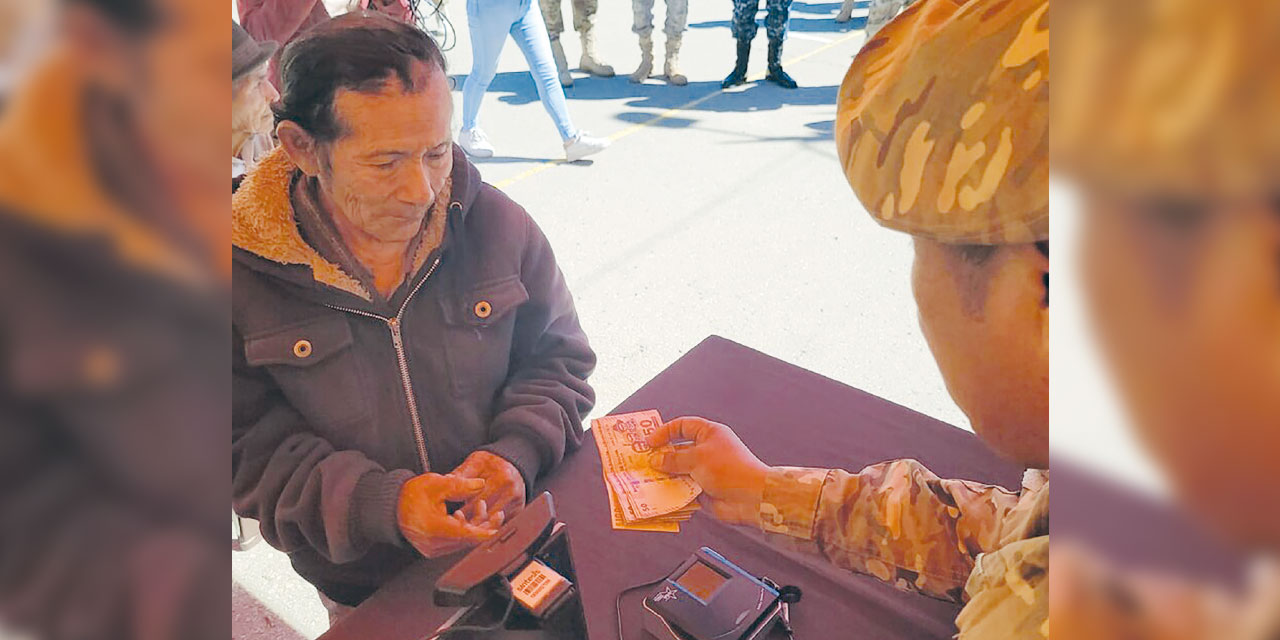 Fuerzas Armadas pagan la Renta Dignidad en el área rural. Foto: ABI