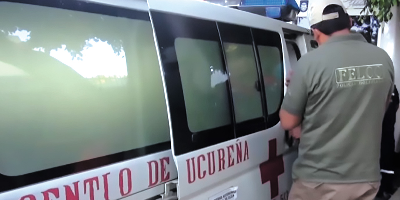 Ambulancia en la que uno de los presuntos ladrones era trasladado al hospital Viedma de Cochabamba. Foto: ABI