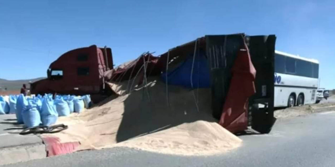 Accidente de tránsito registrado en la carretera La Paz-Oruro. | Foto: RRSS