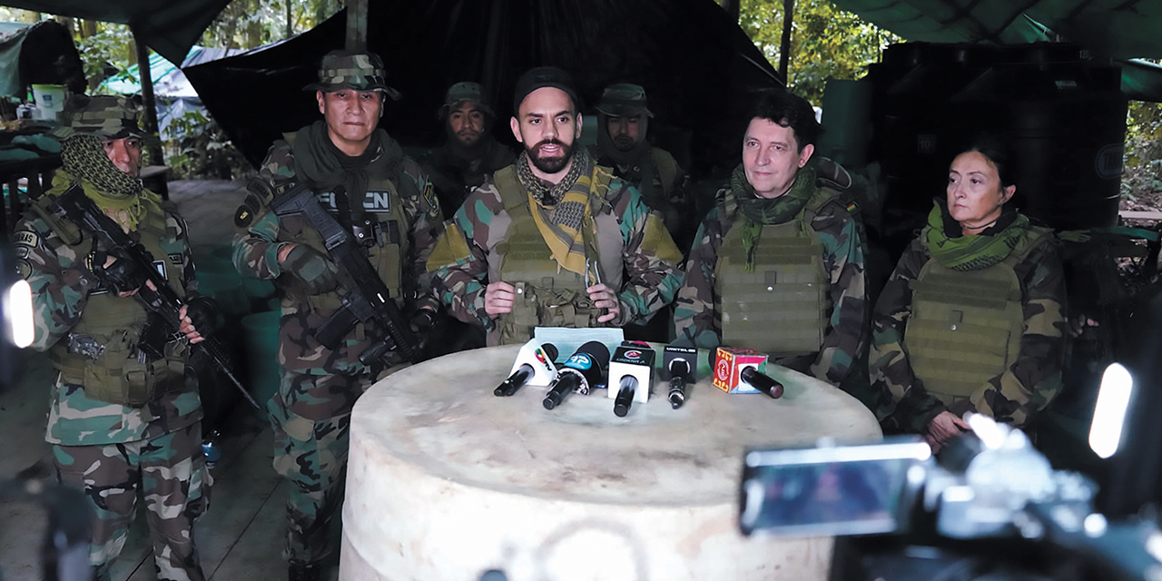 El ministro de Gobierno, Eduardo del Castillo (c), el senador de Francia Olivier Cadic y la agregada policial de Francia Martine Vellard. Foto:  Ministerio de Gobierno