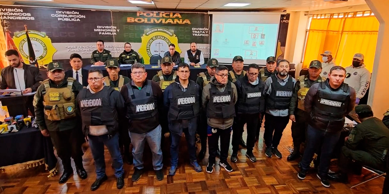 Los militares aprehendidos fueron presentados ante la prensa. Foto: Ministerio de Gobierno