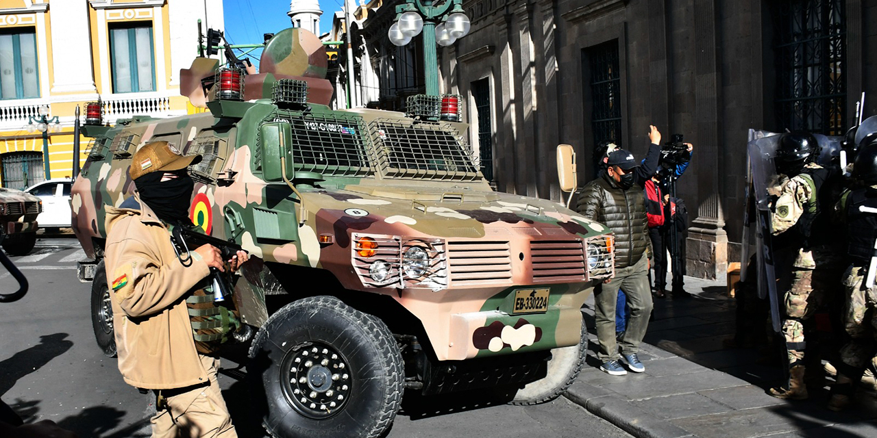 Blindados del Ejército en plaza Murillo. Foto RRSS