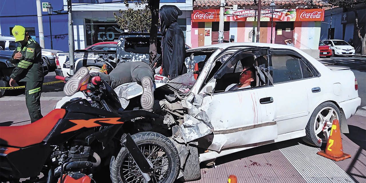 Simulacro de un accidente de tránsito entre un vehículo y una motocicleta.