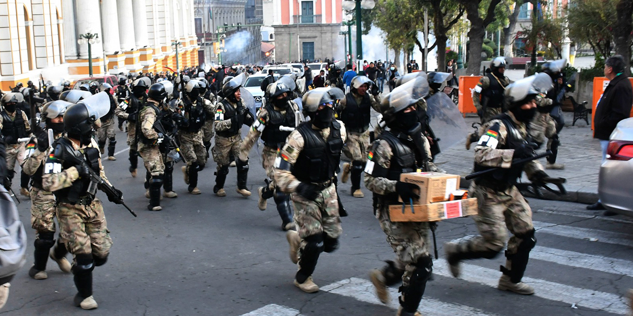 Militares en la plaza Murillo. Foto: APG