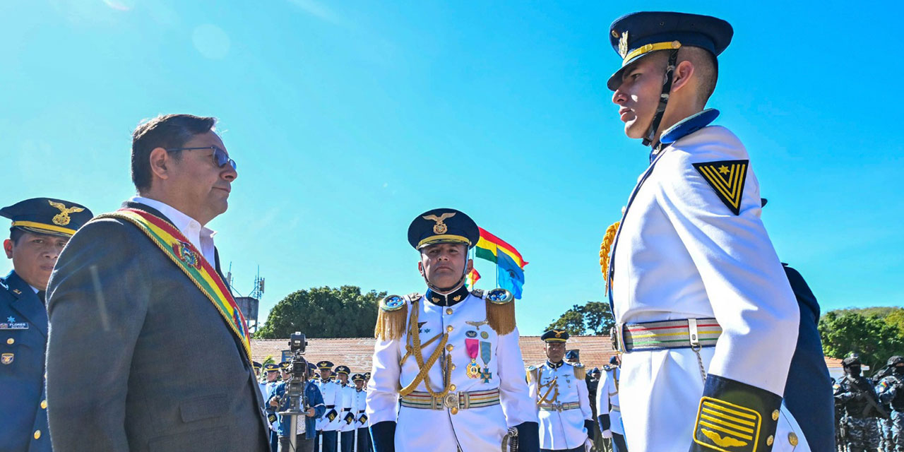 El Presidente durante el aniversario del Colegio Militar de Aviación Tgral. Germán Busch, que cumple 72 años de fundación. Foto: Presidencia