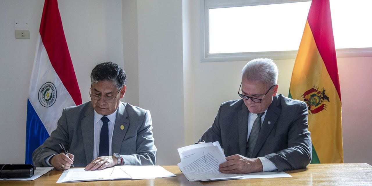 El fiscal general Juan Lanchipa y su par de Paraguay, Emiliano Rolón, en la firma del acuerdo. Foto: ABI