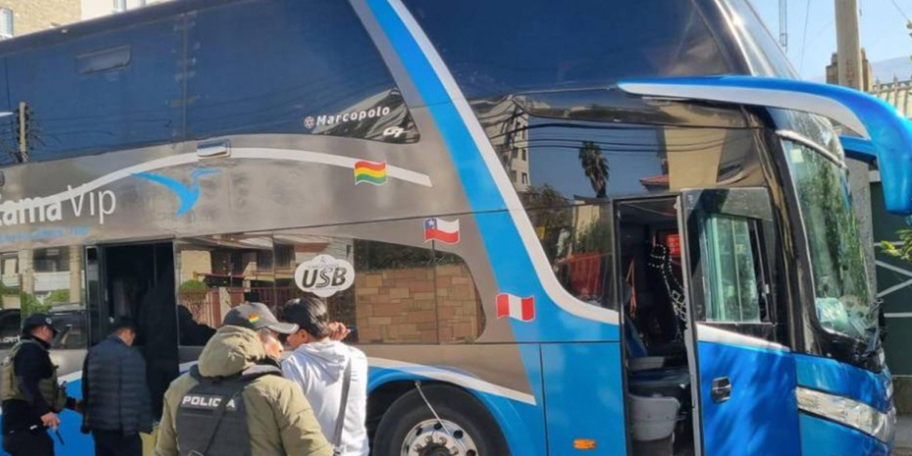 Requisa al bus en el que se halló droga que era trasladada a Chile. Foto: Captura