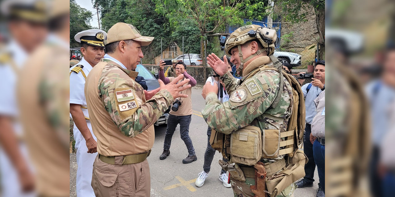 El ministro de Defensa, Edmundo Novillo, durante una inspección en la frontera con Argentina. Foto: Ministerio de Defensa