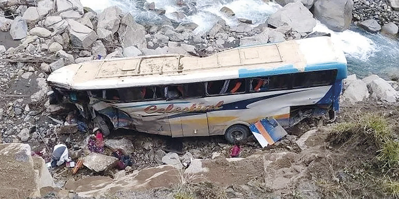 Un bus de transporte público se embarranca y llega a orillas del río. | Foto: RRSS