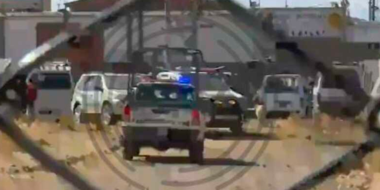 Convoy de vehículos que trasladaron a los tres exmandos militares en el interior de Chonchocoro. Foto: Captura de imagen