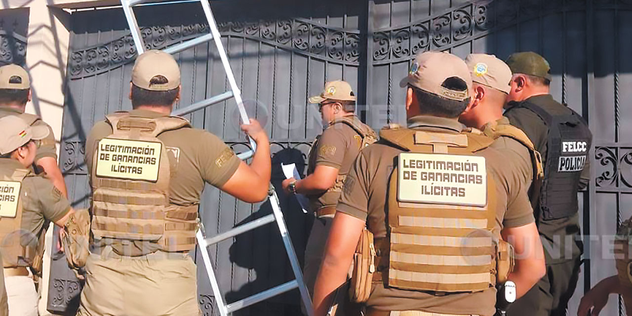 Efectivos de la Fuerza Especial de Lucha Contra el Crimen durante el allanamiento en Santa Cruz. Foto: Captura Unitel