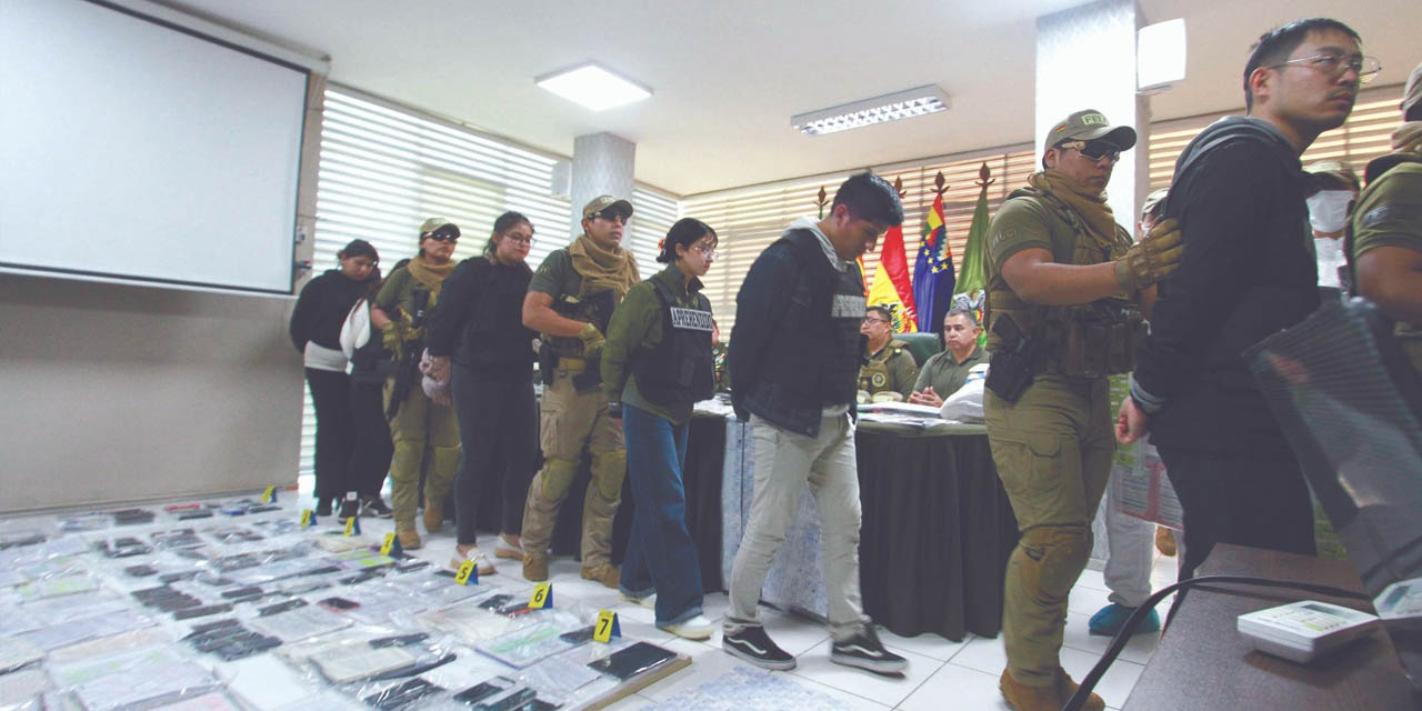 Los aprehendidos durante una presentación en Santa Cruz de la Sierra. | Foto: APG