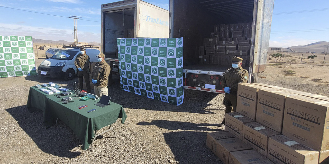 Los camiones con los cigarrillos secuestrados en Chile.