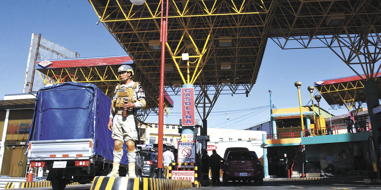 Efectivos militares controlan las estaciones de servicio para  garantizar los carburantes.