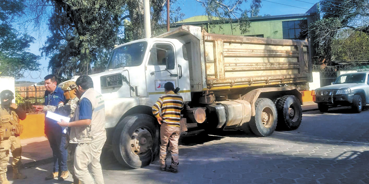 El vehículo de alto tonelaje interceptado con carga ilegal de combustible.