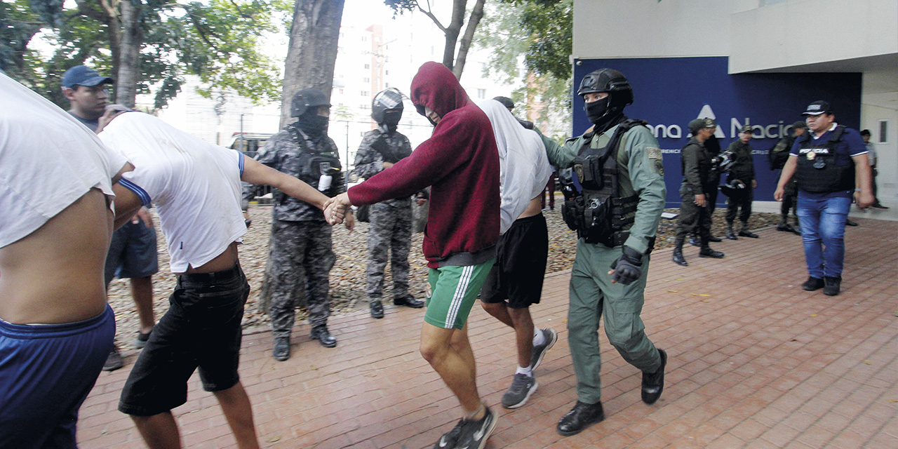 De las 21 personas aprehendidas,  18 fueron enviadas a la cárcel por el ataque violento a la Aduana Nacional en Santa Cruz.  | Foto: APG