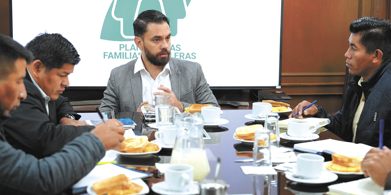 El ministro Eduardo Del Castillo y el viceministro Jaime Mamani en reunión con los productores de hoja de coca del país. | Foto: Ministerio de Gobierno