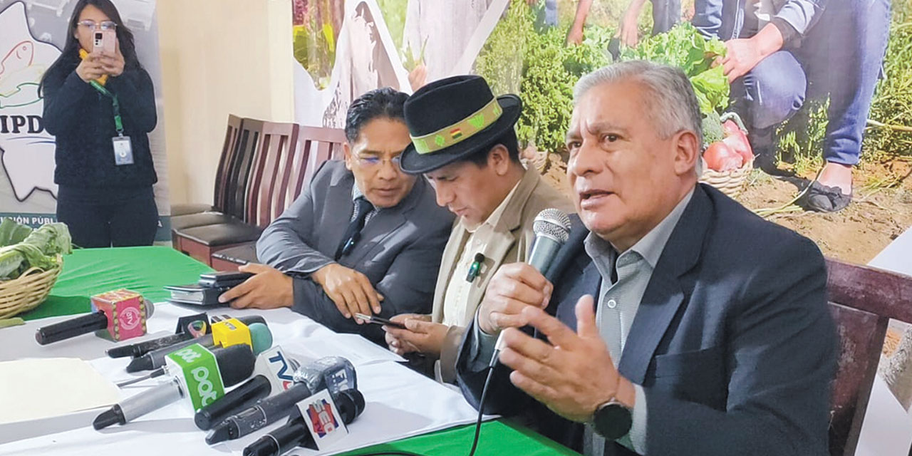 El viceministro de Lucha Contra el Contrabando, Daniel Vargas, en rueda de prensa. Foto: Ministerio de Defensa