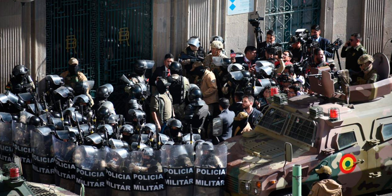 Militares intentado ingresar a Palacio Quemado, el miércoles. Foto: Josué Cortéz