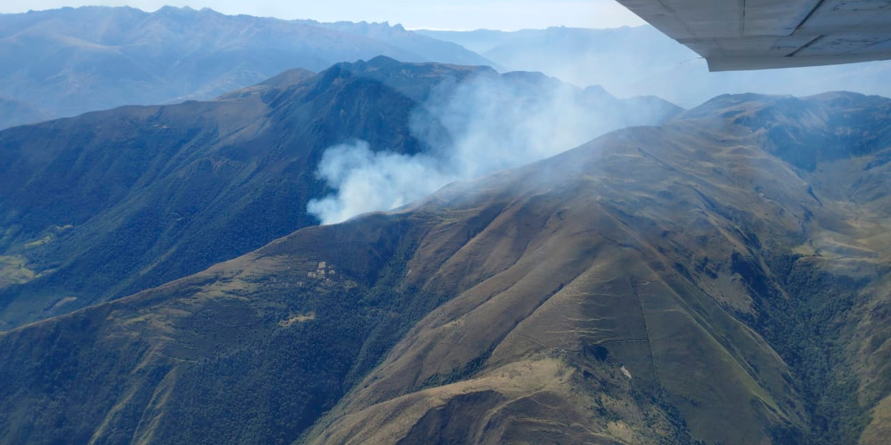 El incendio activo en el municipio de Independencia. Foto: Miniterio de Defensa