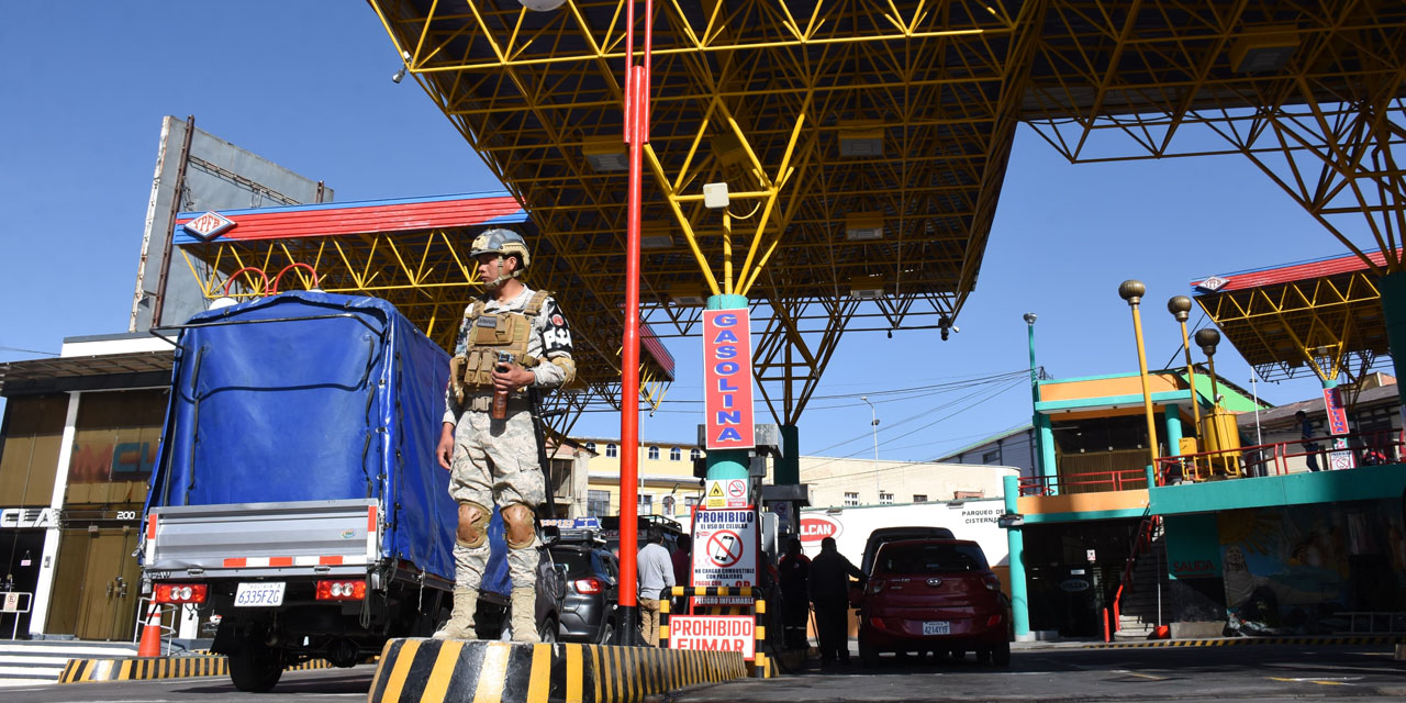 Un militar en un surtidor de combustible. Foto/ Jorge Mamani