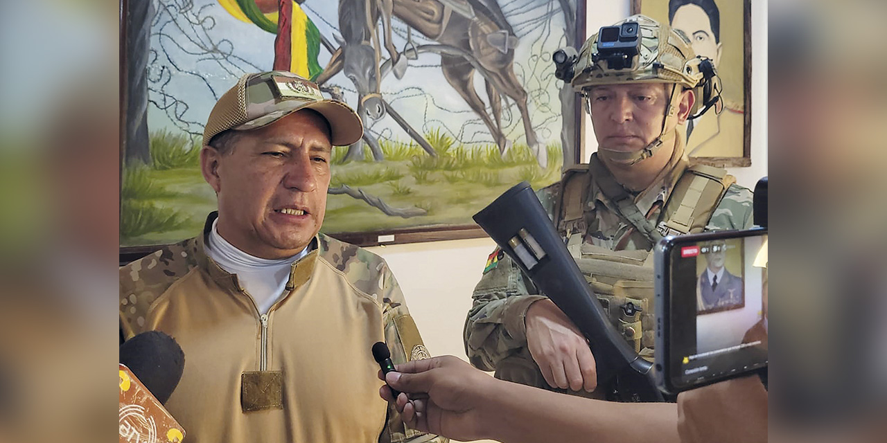 El ministro de Defensa, Edmundo Novillo, en  declaraciones a la prensa,  sobre el control en Yacuiba. | Foto: Ministerio de Defensa