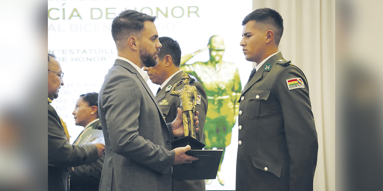 Eduardo Del Castillo entrega la condecoración Policía de Honor.  | Foto: Ministerio de Gobierno