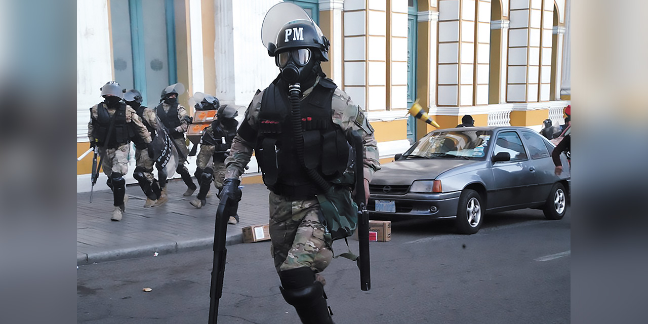 Efectivos militares del Ejército ingresaron a la plaza Murillo armados.  | Foto: Jorge Mamani