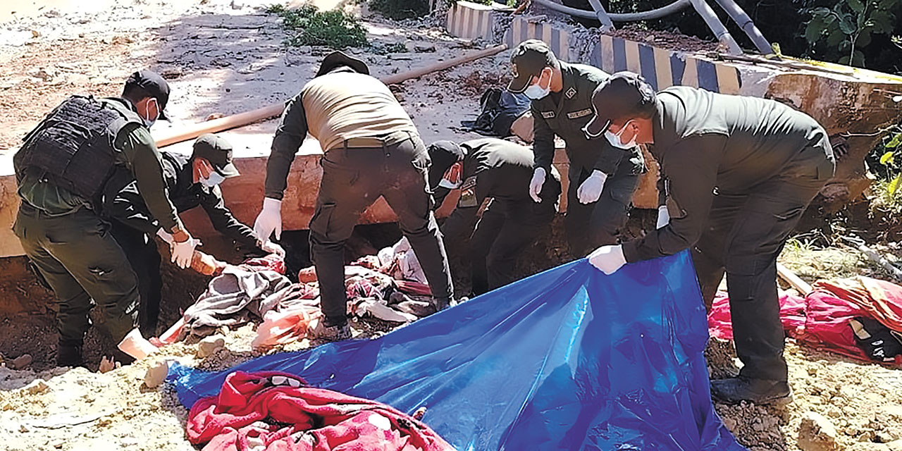 Trabajos para recuperar los cuerpos que quedaron debajo de la infraestructura. Foto: Fiscalía