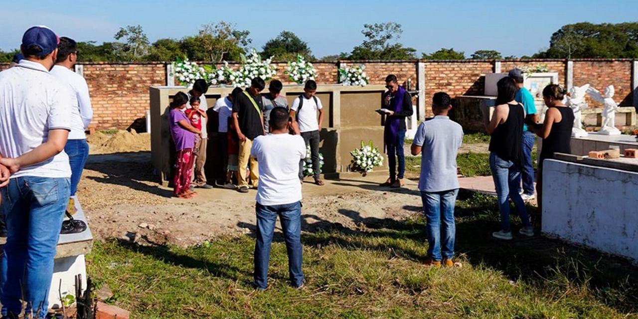 Rito de inhumación de los restos mortales. Foto: GAMSA