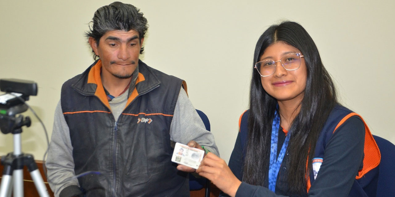 Entrega de su cédula de identidad a una persona. Foto:  VIO