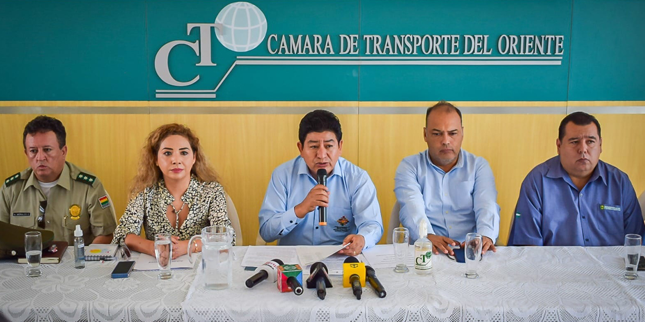 El ministro de Obras Públicas, Édgar Montaño (centro), en conferencia de prensa.