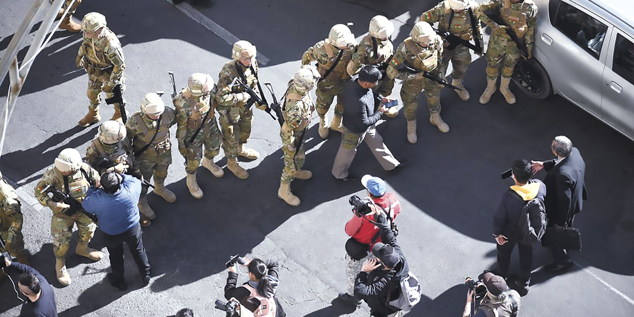 Militares del Ejército tomaron la plaza Murillo de la sede de Gobierno, en un golpe de  Estado fallido. | Foto: Gustavo Ticona