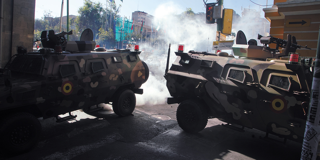 Vehículos blindados del Ejército de Bolivia. Foto: Jorge Mamani