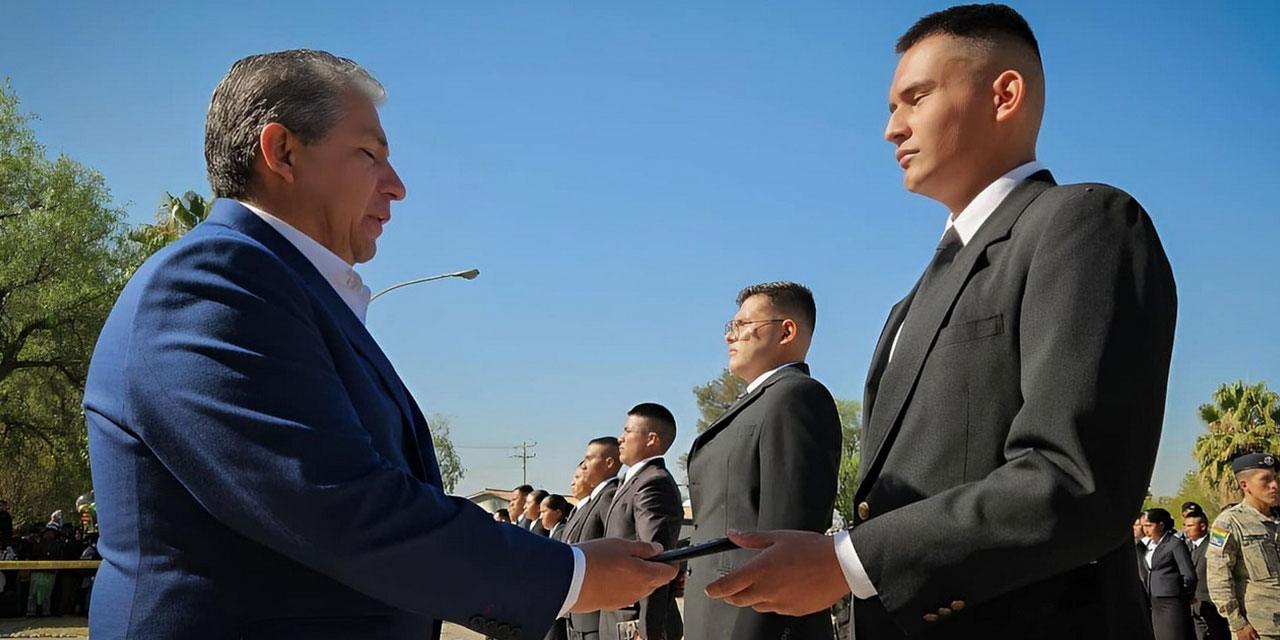 El ministro Edmundo Novillo entrega una libreta militar a un soldado. Foto: Ministerio de Defensa