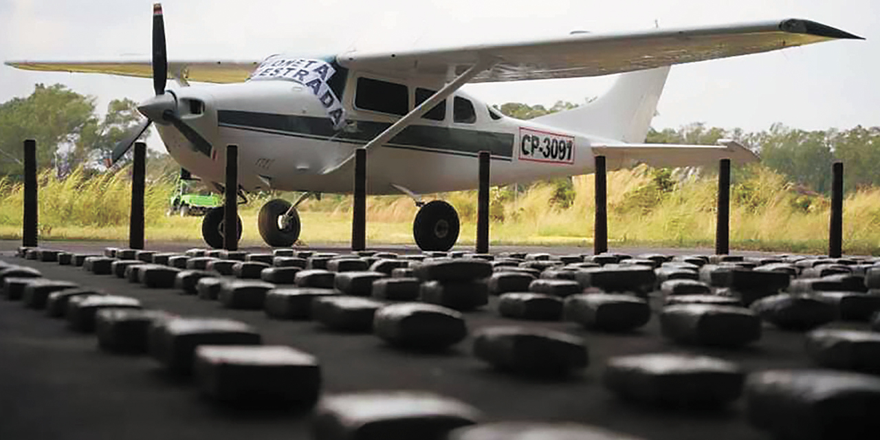 Una avioneta y parte de la droga secuestrada por efectivos antinarcóticos. Foto:  ABI