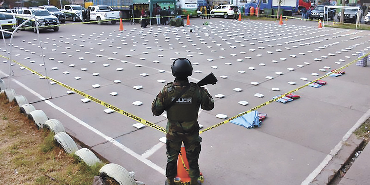 La FELCN exhibe la droga incautada durante los operativos de interdicción. | Foto: ABI